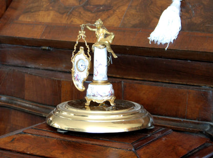 Orologio da tavolo in bronzo e smalti art decò xix secolo con figura femminile e scena galanti su base decorativa