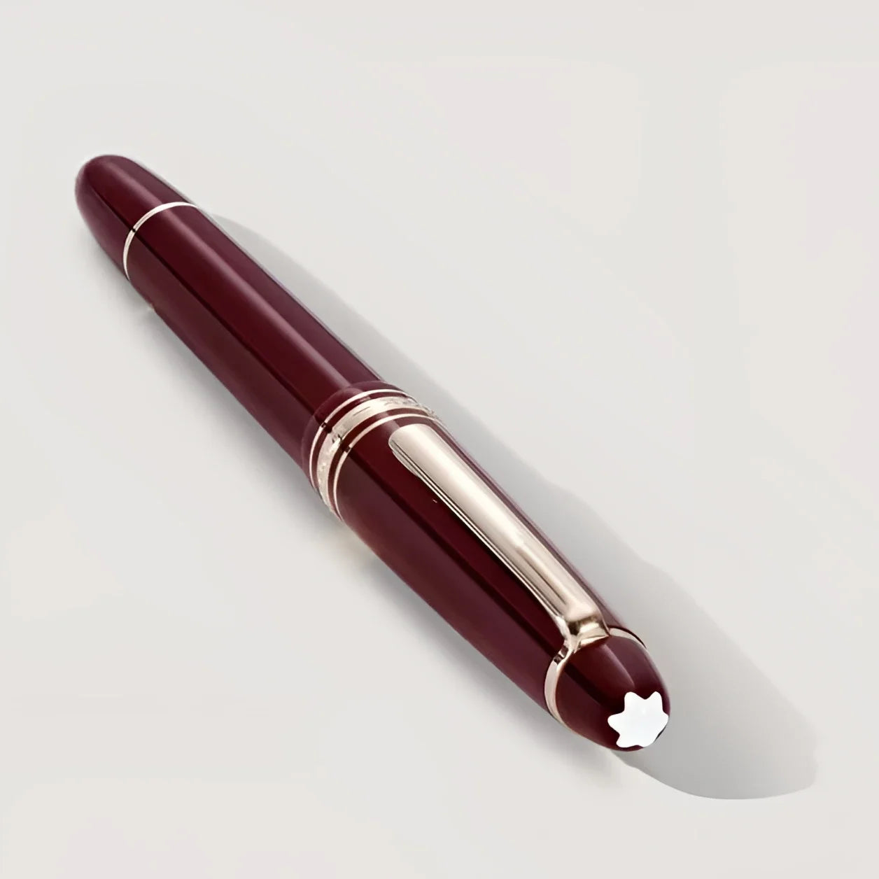 Montblanc stilografica meisterstück bordeaux classica punta m con distintiva finitura oro e dettagli argento lucido
