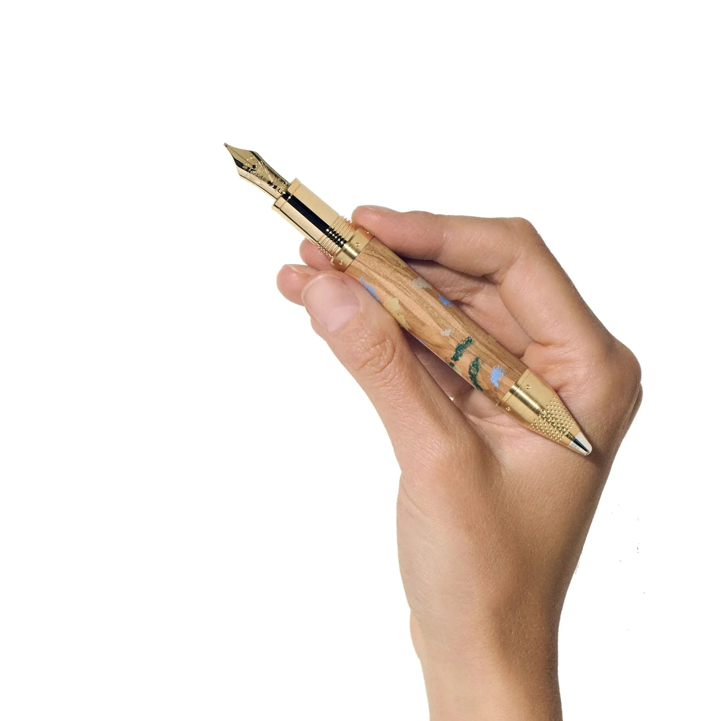 Una mano tiene una stilografica Montblanc Masters of Art art homage a pierre-auguste renoir con penna dorata e corpo traslucido
