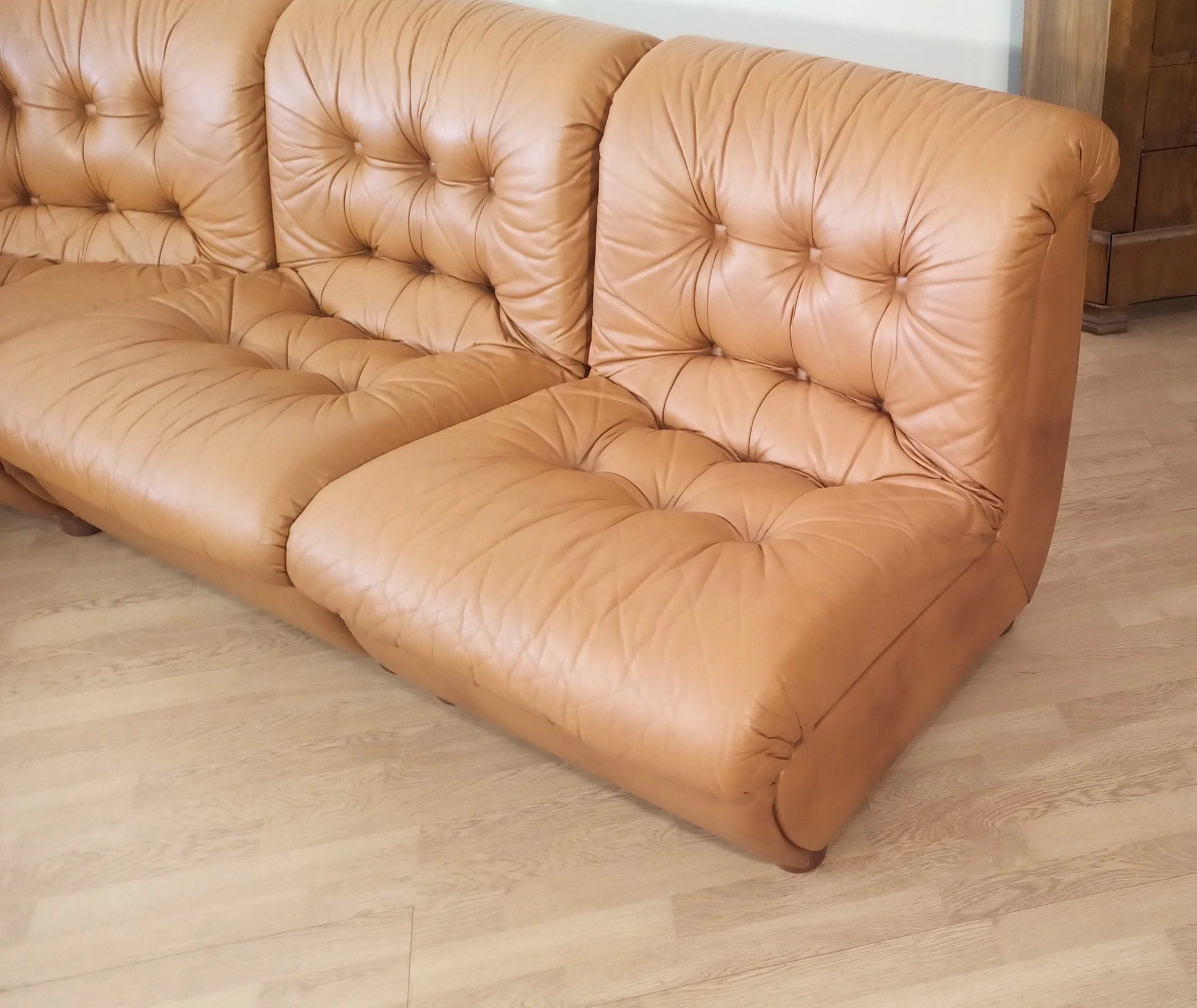 Divano modulare vintage in pelle cognac con cuscini capitonnè in pelle italiana anni 70 set di 5