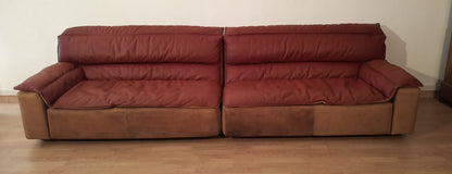Divano divano bogo vintage in pelle e pelle scamosciata con cuscini rossastri e base color cuoio di carlo bartoli