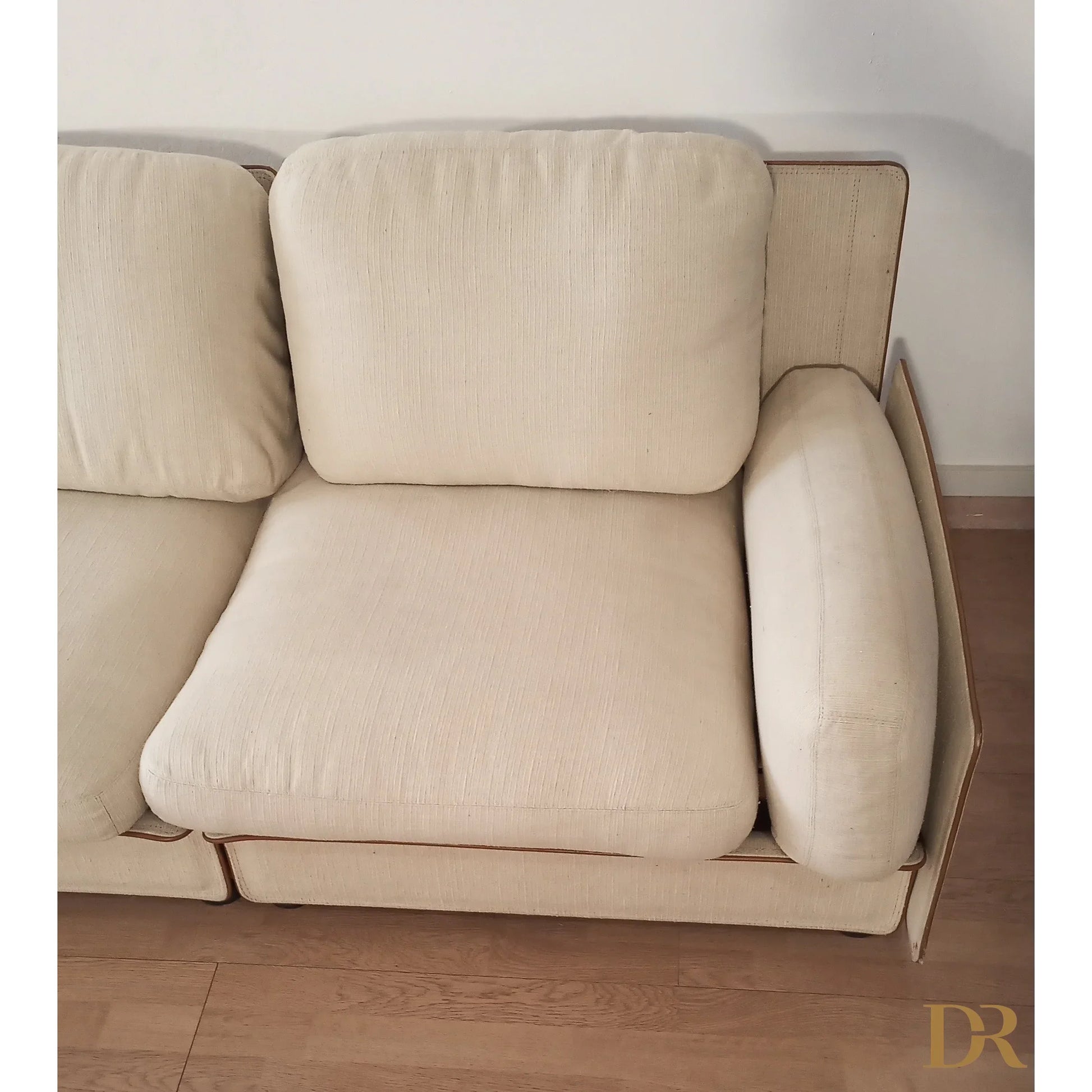 Divano cream color in tessuto con cuscini morbidi modello redifiori di riccardo arbizzoni per zanotta 1978