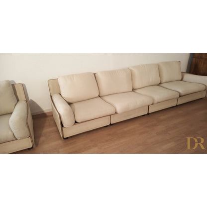 Divano modulare cream color modello redifiori set di riccardo arbizzoni per zanotta con bordino scuro dettagliato