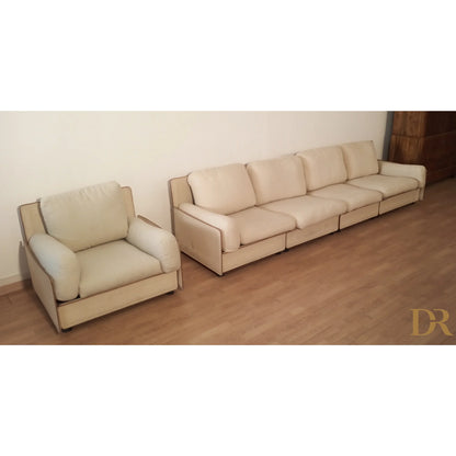 Divano modulare cream colore con poltrona abbinata e piping a contrasto modello redifiori di riccardo arbizzoni zanotta 1978