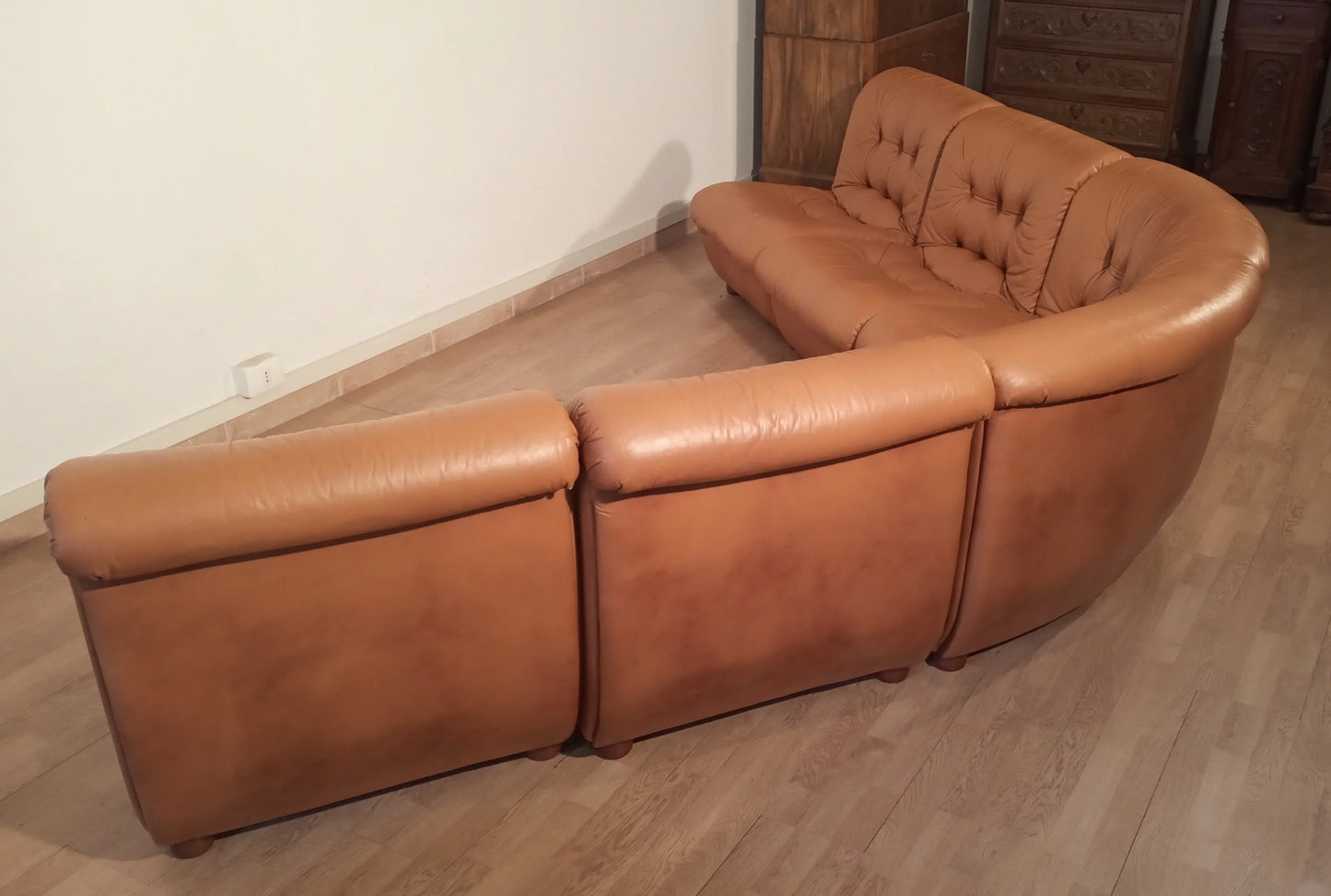 Curved tan leather sectional sofa with tufted cushions in vintage pelle cognac divano modulare vintage anni 70