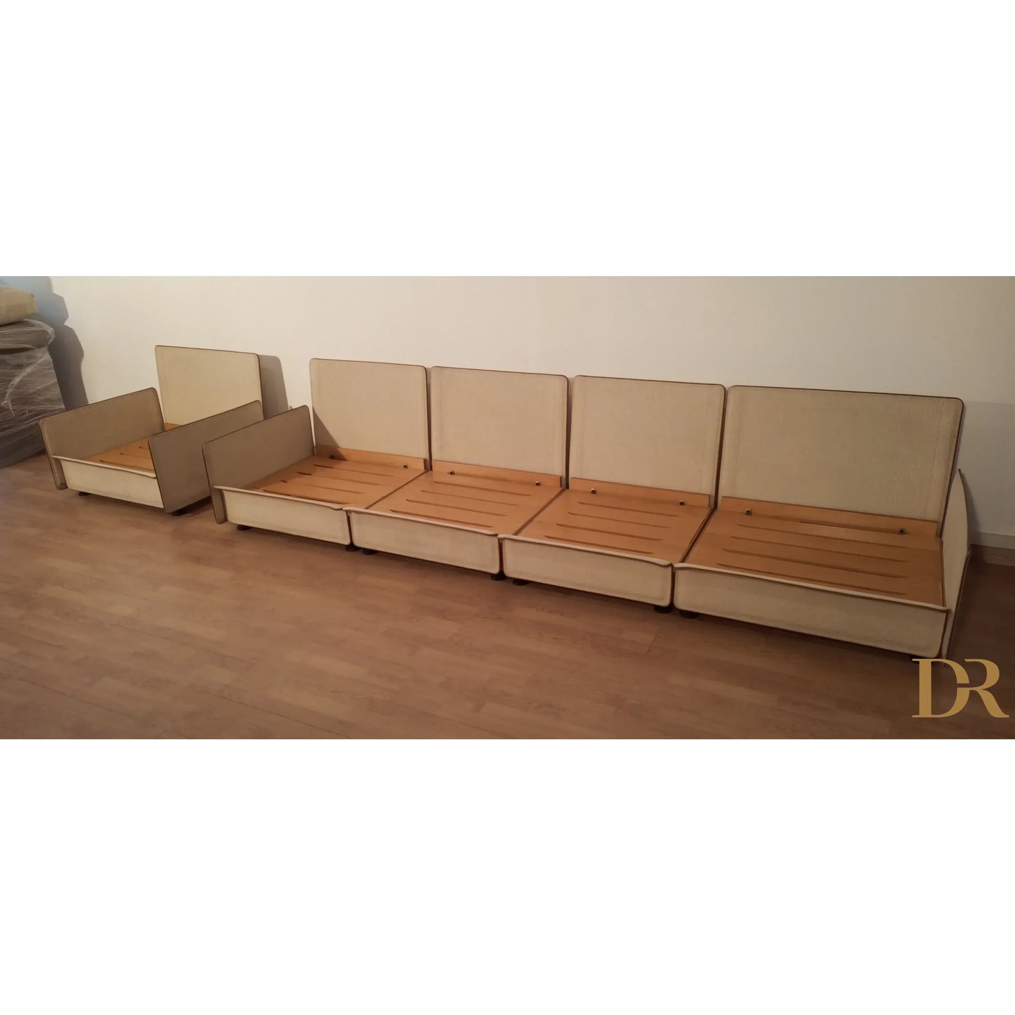 Divano modulare modello redifiori di riccardo arbizzoni per zanotta 1978 con sedute in legno e schienali beige