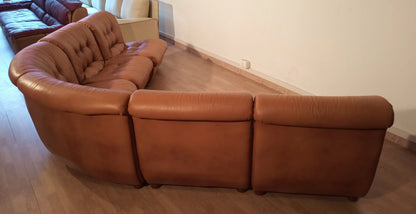 Divano modulare vintage in pelle cognac marrone con sezione curva e reclinabile stile anni 70 italiano