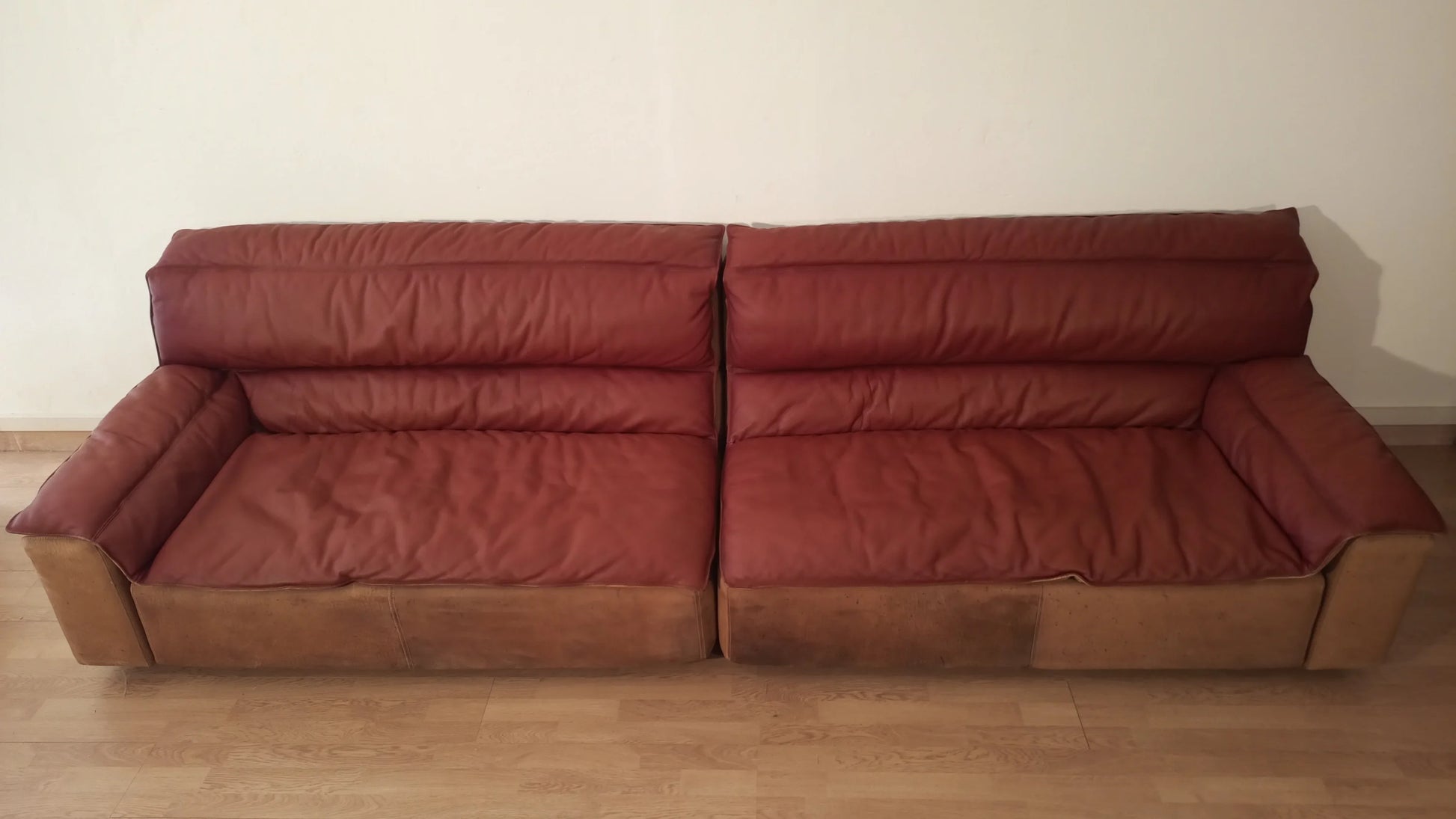 Divano bogo vintage in pelle rossa con cuscini base marroni design carlo bartoli per rossi di albizzate 1970
