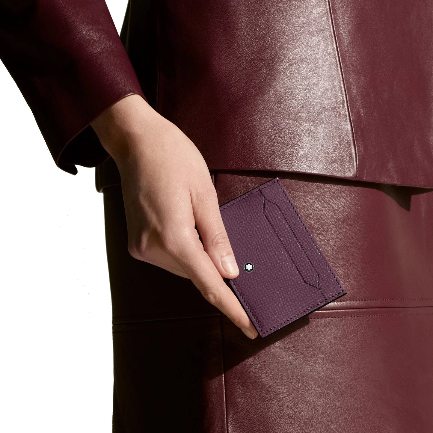 Montblanc porta carte in pregiata pelle stampa saffiano color cassis con cinque scomparti e stella argento
