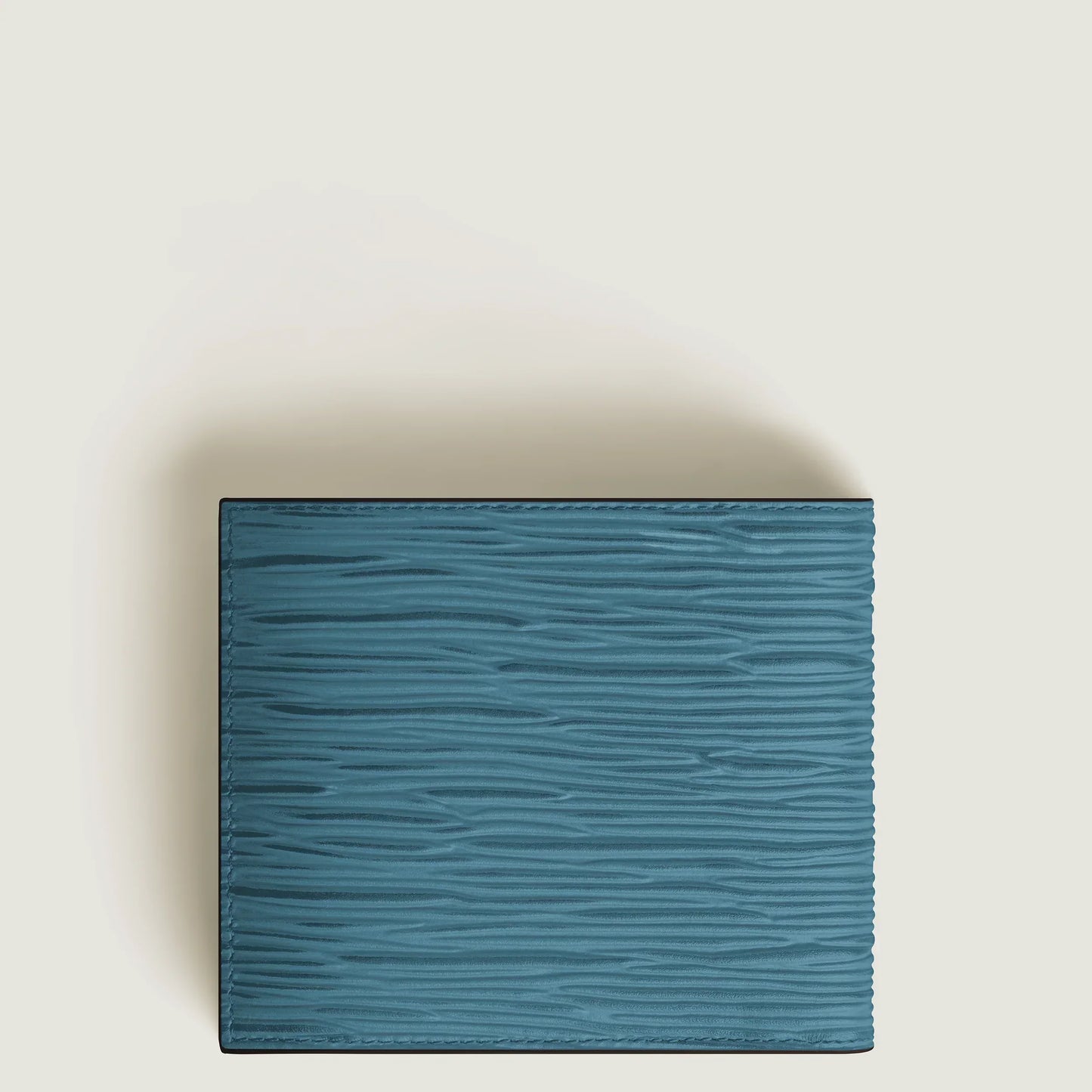 Portafoglio montblanc 8 scomparti blu fumé in pelle teal blue con texture e cuciture precise blu fumé offre eleganza