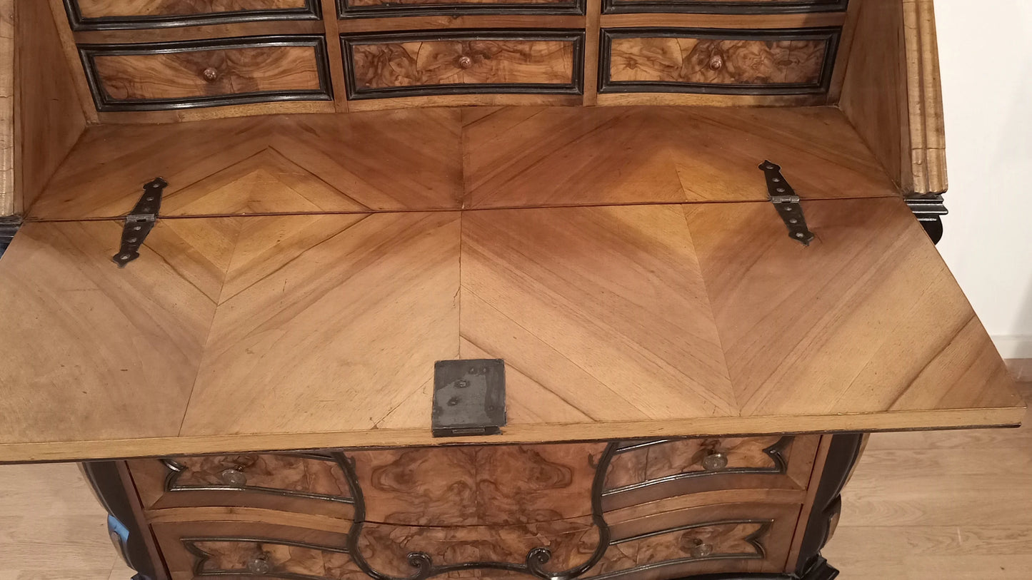 Cassettiera ribalta lombarda settecentesca originale in legno con piano ribaltabile e cassetti in radica decorativa