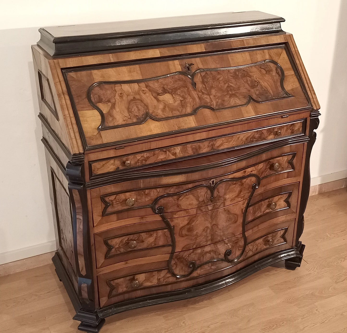 Ornate cassettiera ribalta lombarda settecentesca originale con pannelli in legno di radica e rifiniture scure restaurata