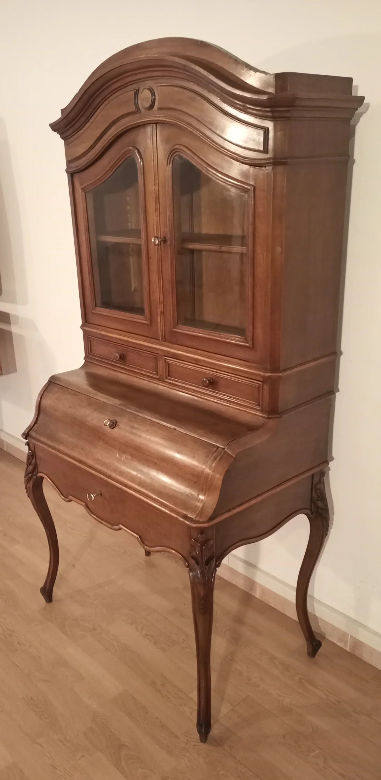 Credenza scrittoio in rovere massello XIX secolo restaurata con ante in vetro curvo e gambe a cabriole