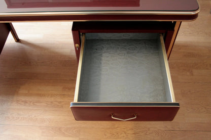 Open scrivania ministeriale disegnata da umberto mascagni in similpelle bordeaux con cassetto aperto e dettagli in ottone