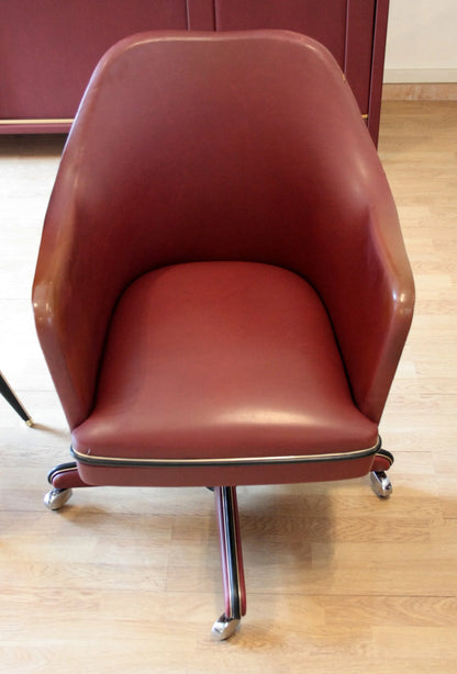 Sedia girevole in similpelle bordeaux di umberto mascagni per scrivania ministeriale disegnata negli anni 1950 in italia