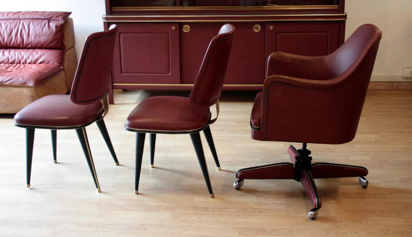 Set scrivania ministeriale disegnata da umberto mascagni con tre sedie in similpelle bordeaux e ottone anni 1950