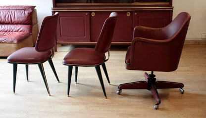 Set scrivania ministeriale disegnata da umberto mascagni con tre sedie in similpelle bordeaux e ottone anni 1950