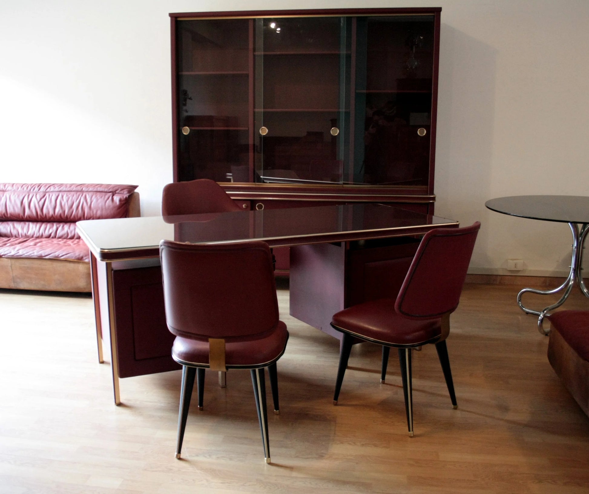 Set scrivania ministeriale disegnata da umberto mascagni con tre sedie in similpelle bordeaux e ottone 1950 italia