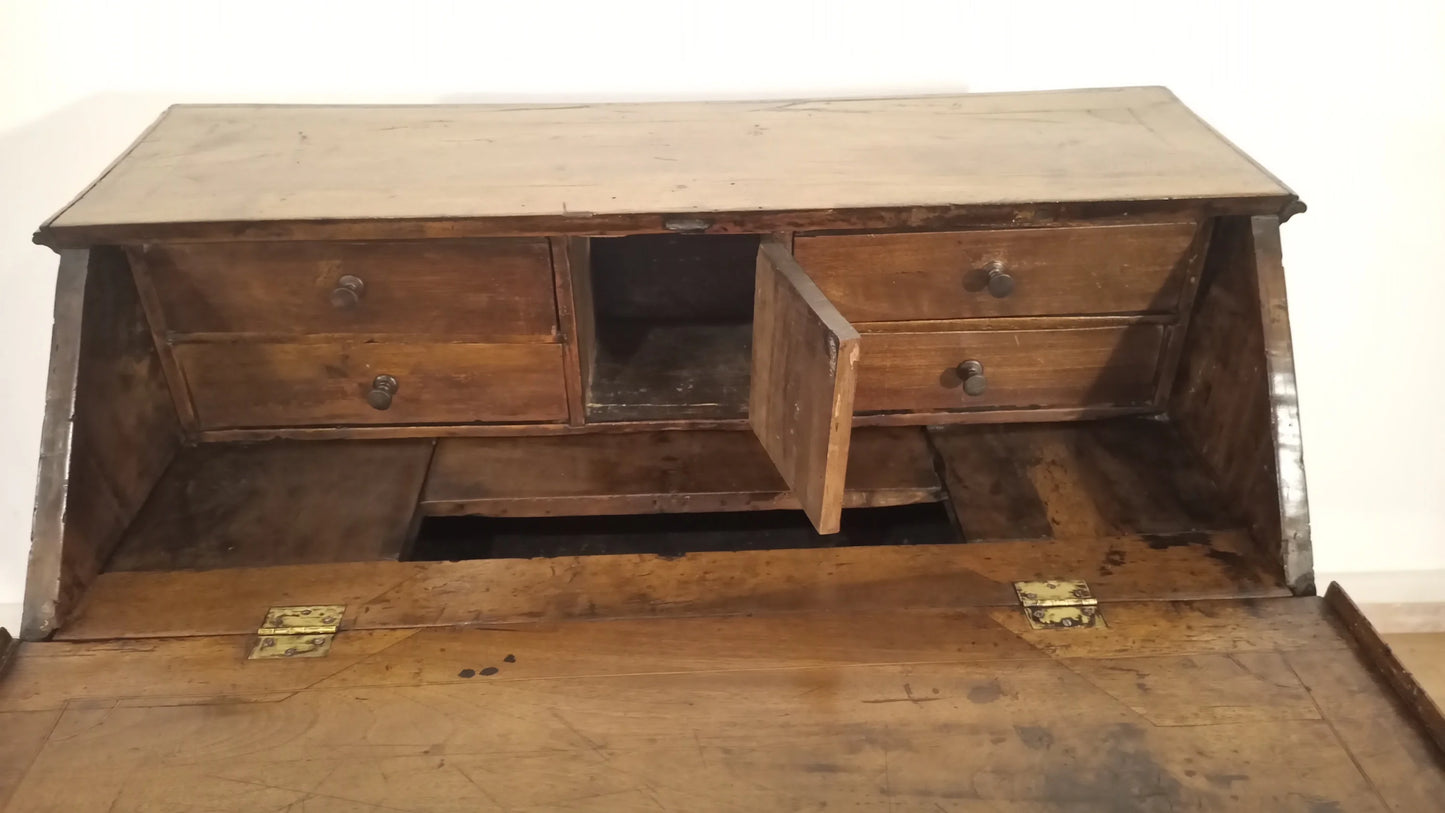 Scrivania a ribalta xviii secolo in legno con scomparti aperti e piccoli cassetti per organizzazione elegante