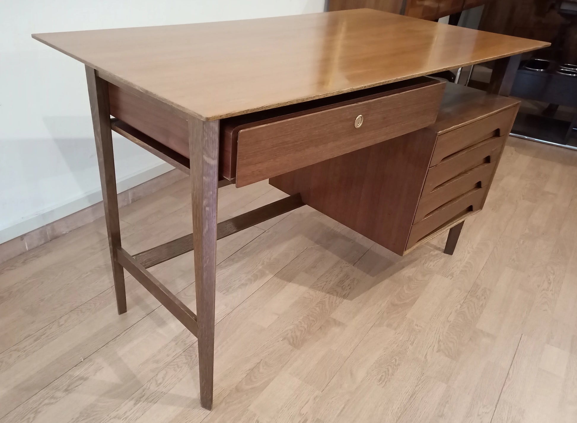 Scrivania scrittoio Palutari in legno anni 50 con cassetti e gambe a cono design Edmondo Palutari vintage