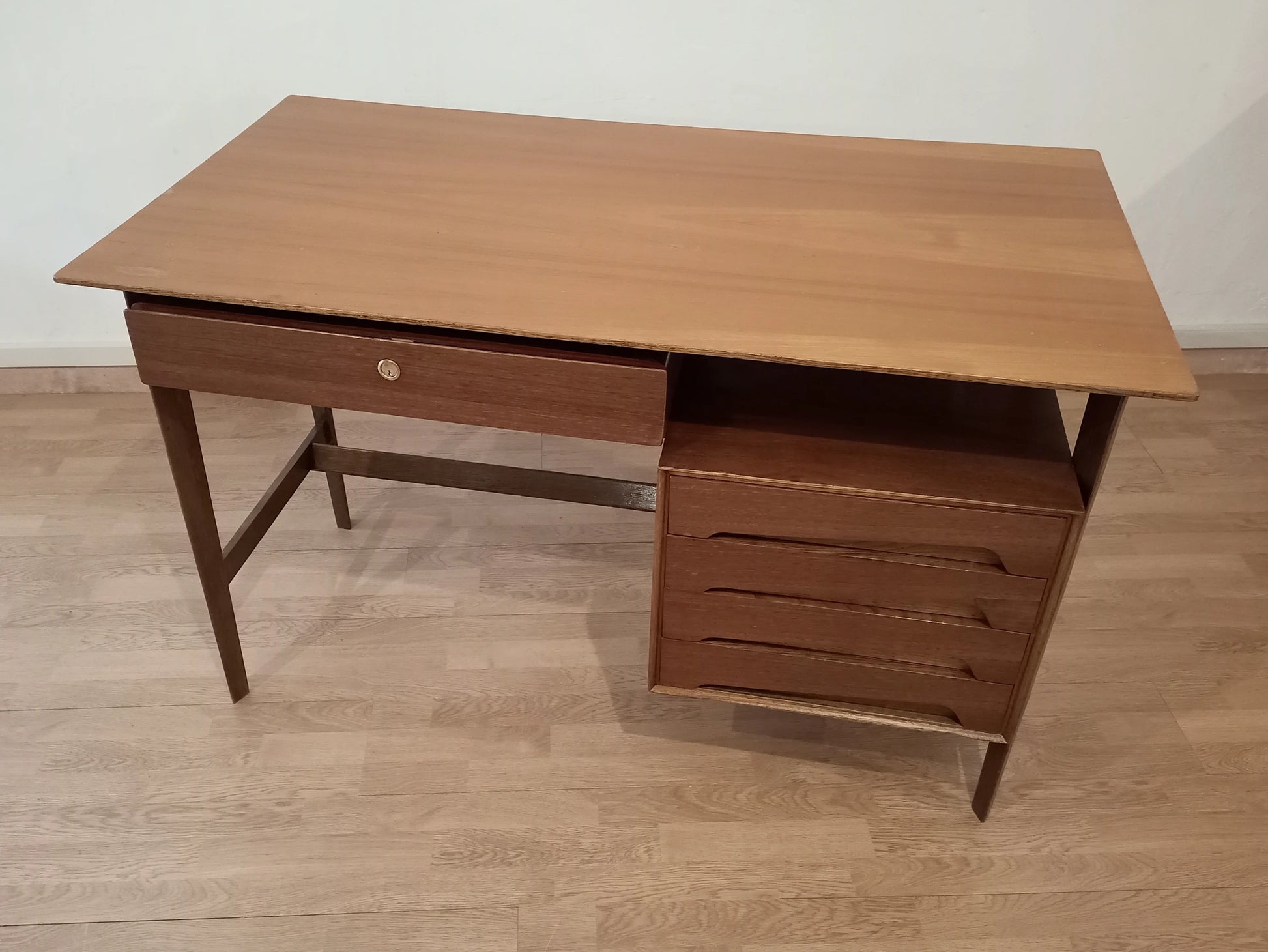 Scrivania scrittoio mid-century moderno in legno con cassetti edmondo palutari design anni 50 vintage