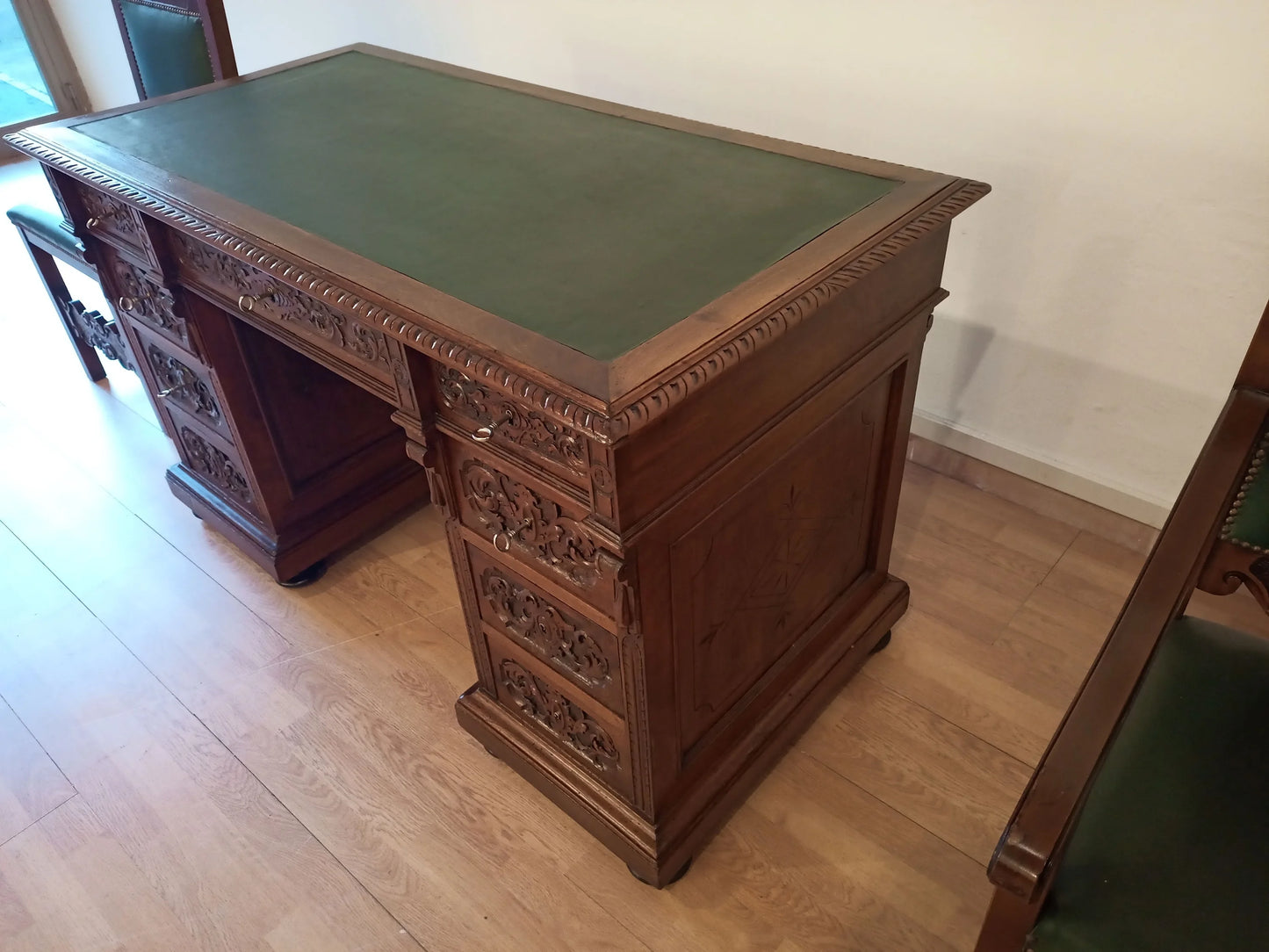 Scrivania studio stile eclettico in noce con piano in pelle verde e pannelli decorativi in un set raffinato