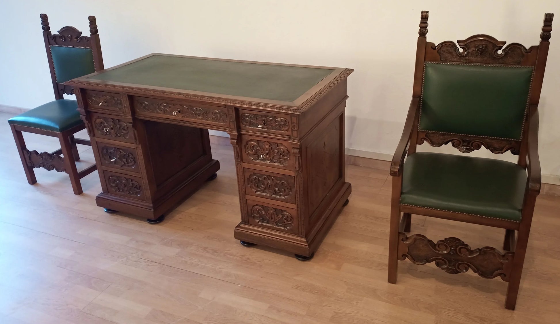Scrivania studio stile in noce con piano in pelle verde e cassetti, parte del set ministeriale eclettico per ufficio