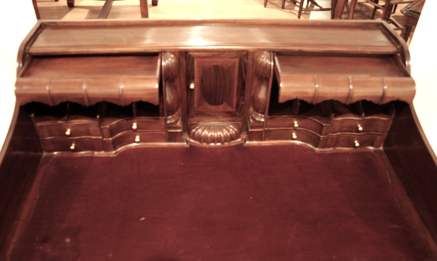 Sierlijk Engels Chippendale-bureau van notenhout met secretaire en gebogen poten, versierd met hout.