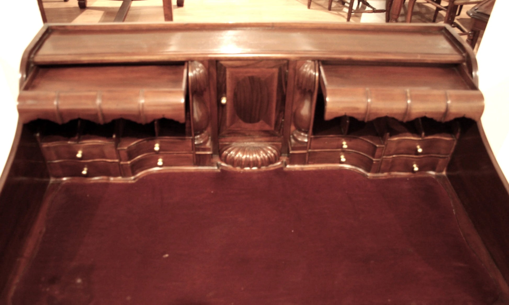Sierlijk Engels Chippendale-bureau van notenhout met secretaire en gebogen poten, versierd met hout.