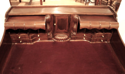 Sierlijk Engels Chippendale-bureau van notenhout met secretaire en gebogen poten, versierd met hout.