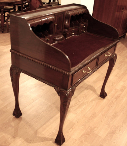Sierlijk Engels Chippendale-bureau van walnoothout met gebogen poten en decoratieve details.