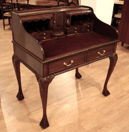 Sierlijk Engels Chippendale-bureau van walnoothout met gebogen poten en messing beslag.