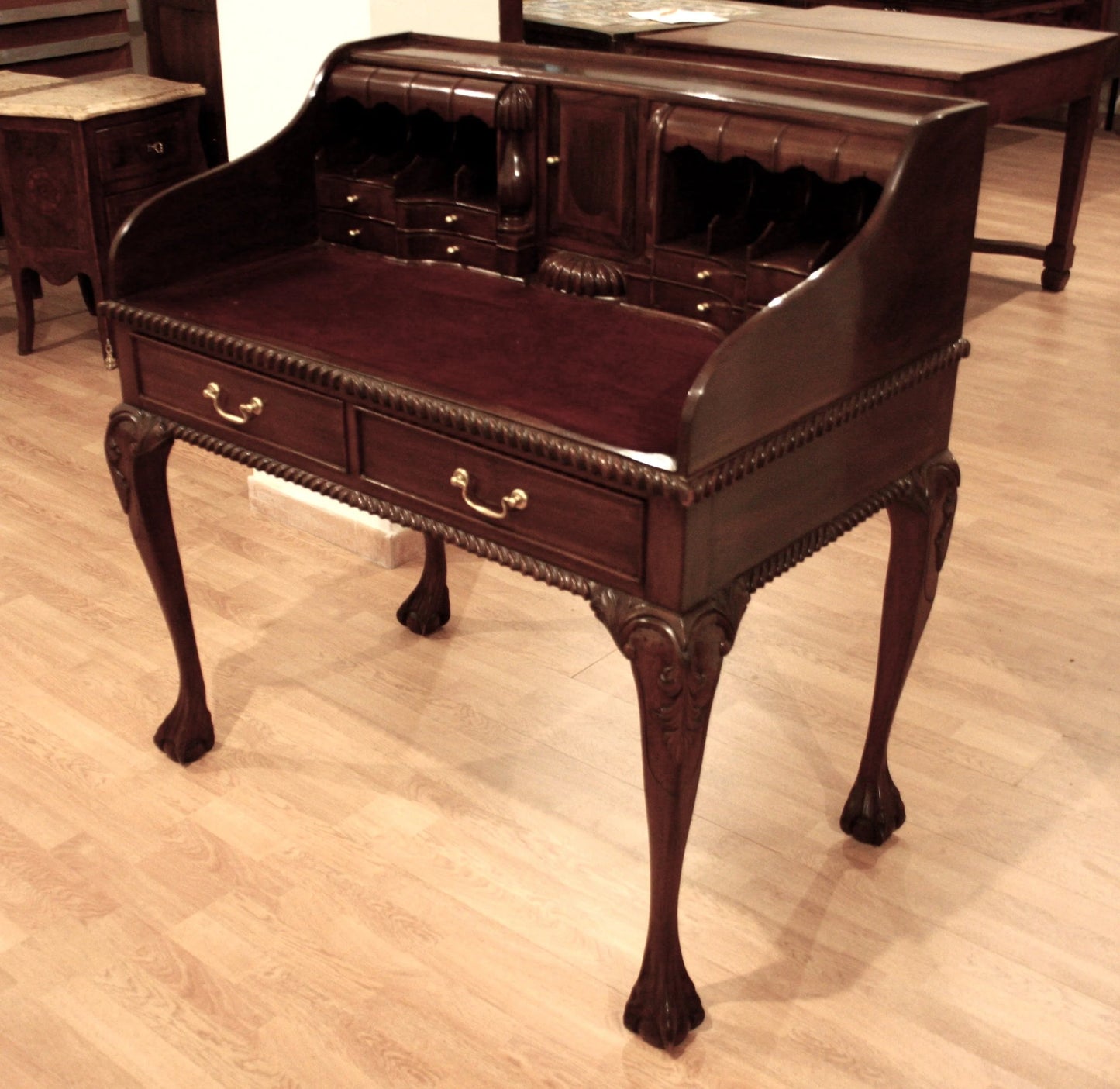 Engels Chippendale-stijl notenhouten bureau met gebogen poten en sierlijk messing beslag.