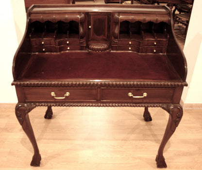 Sierlijk Engels Chippendale-bureau van notenhout met gebogen poten en talloze lades.