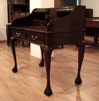 Sierlijk Engels Chippendale-bureau met gebogen poten en een secretaire van walnootkleurig kunstleer.