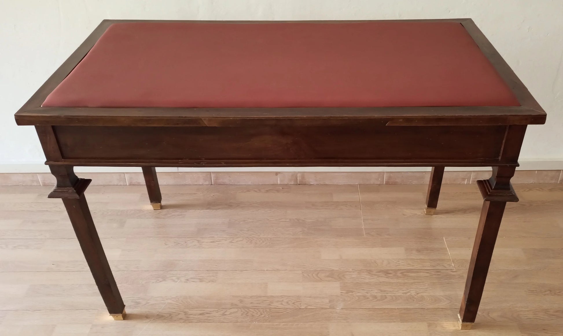 Scrivania stile impero in noce con piano in pelle rossa e piedini in ottone in stile impero ottocento
