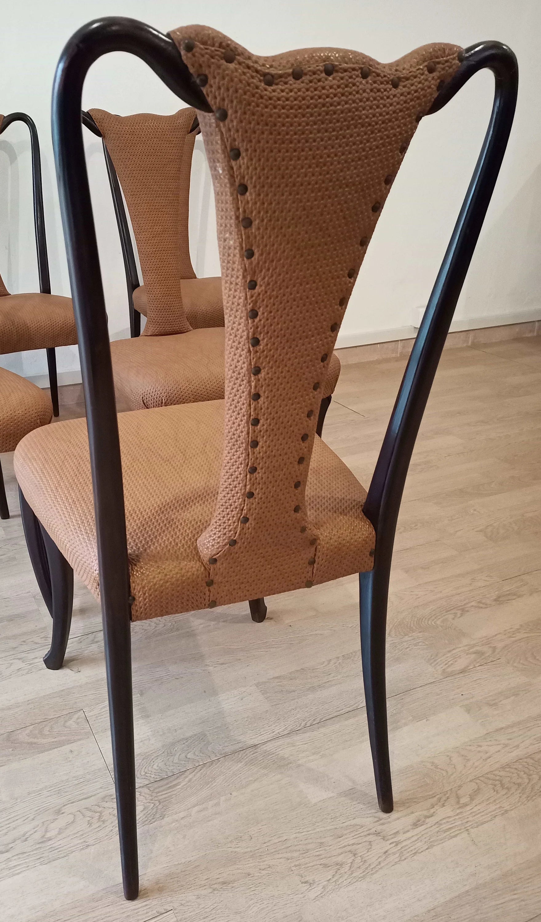 Sedie pranzo vintage palissandro con gambe nere e rivestimento in pelle marrone con cuciture decorative design anni 50