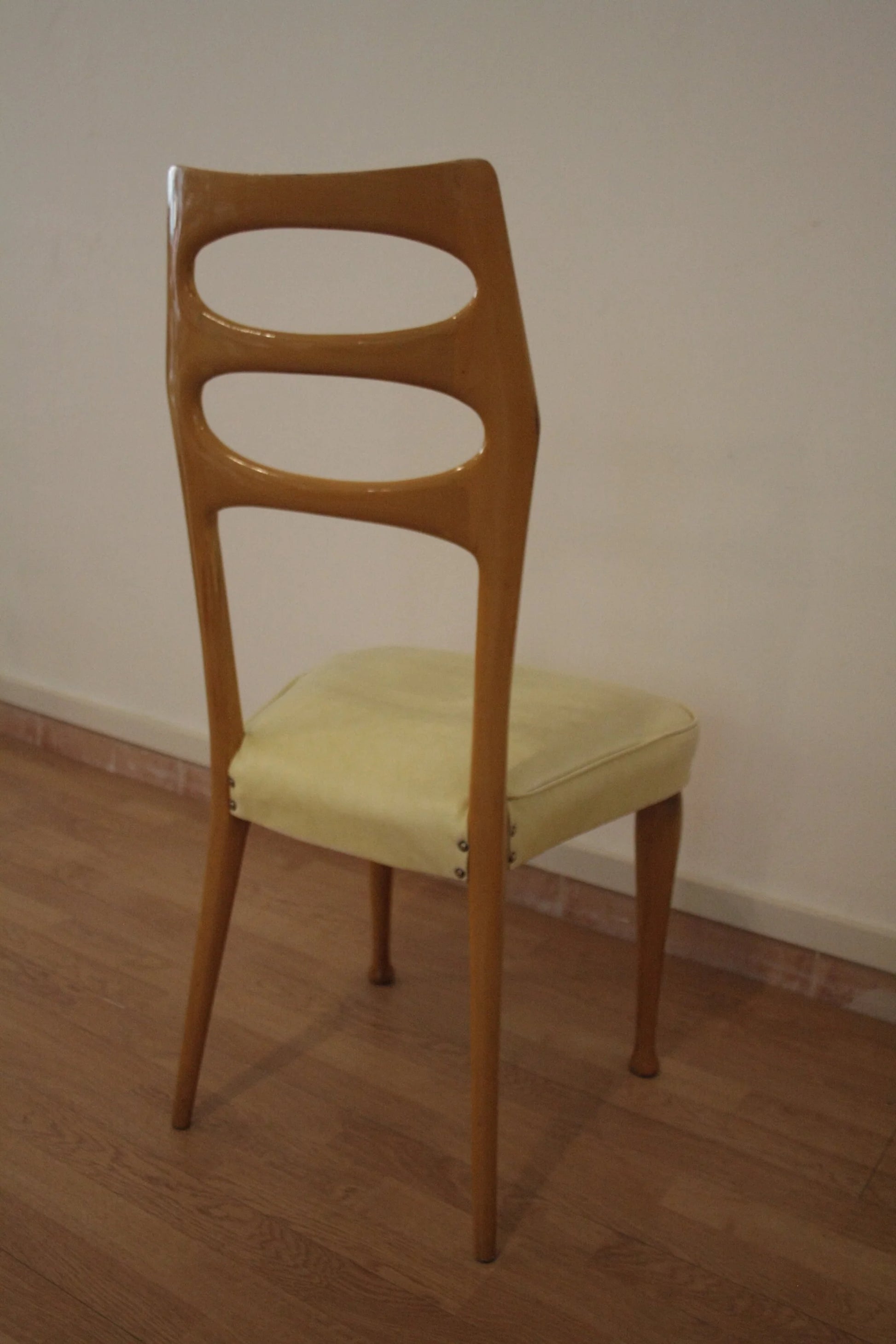 Sedia da pranzo vittorio dassi in legno con schienale ovale traforato set di 6 da dario raia antiquariato