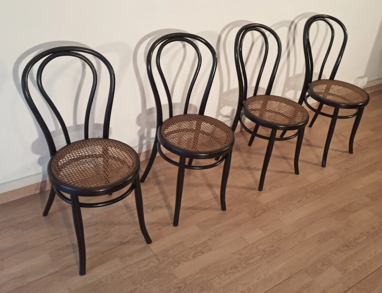 Set di 4 sedie da pranzo nere in faggio curvato con sedili in canna nello stile thonet italia