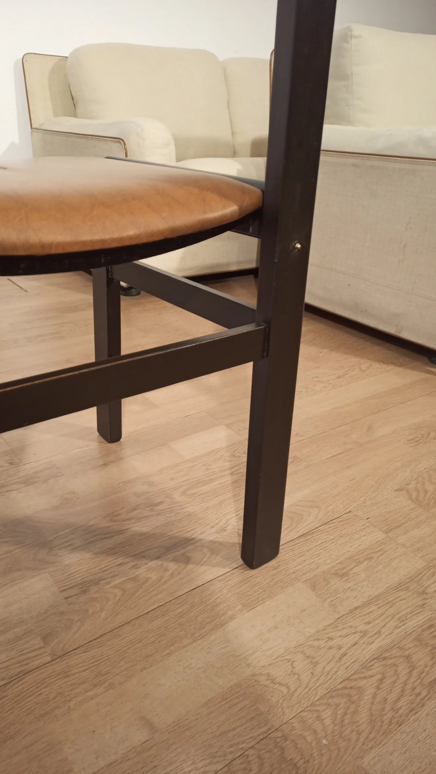 Sedia vintage in legno scuro con seduta in pelle marrone set di 6 sedie da pranzo brutaliste anni 70