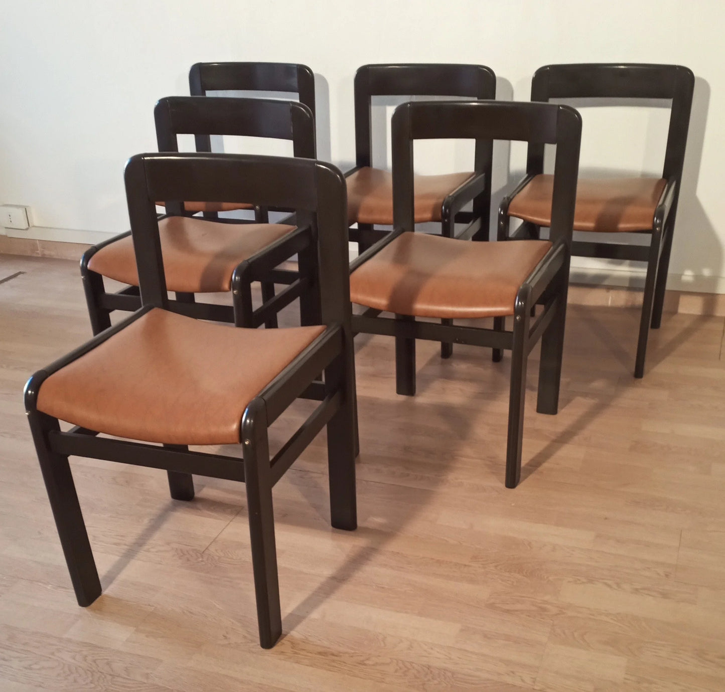 Set di cinque sedie da pranzo vintage in legno scuro con sedili in pelle marrone anni 70