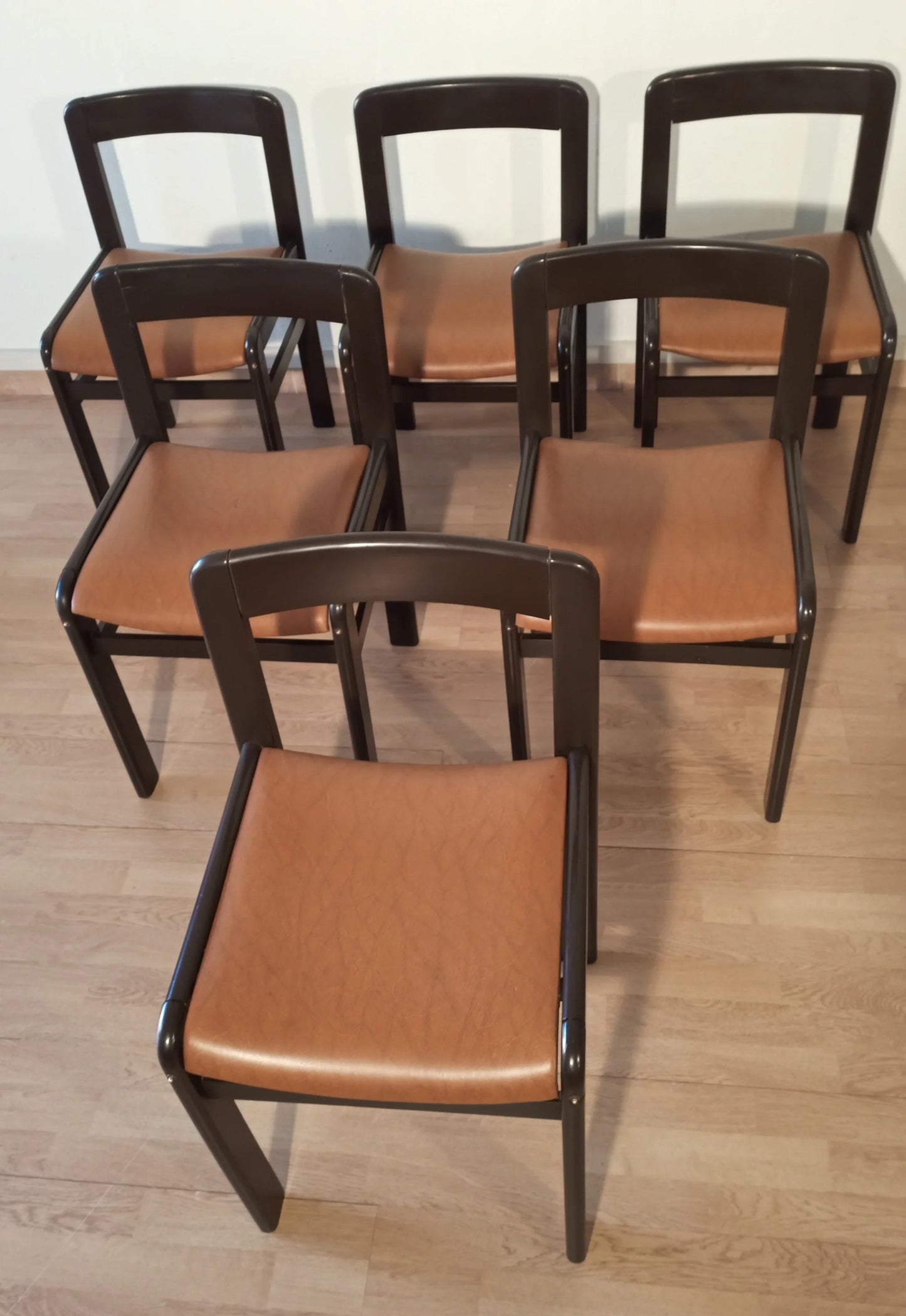 Set di 6 sedie da pranzo vintage in legno scuro con sedili in vinile color cuoio anni 70 brutaliste