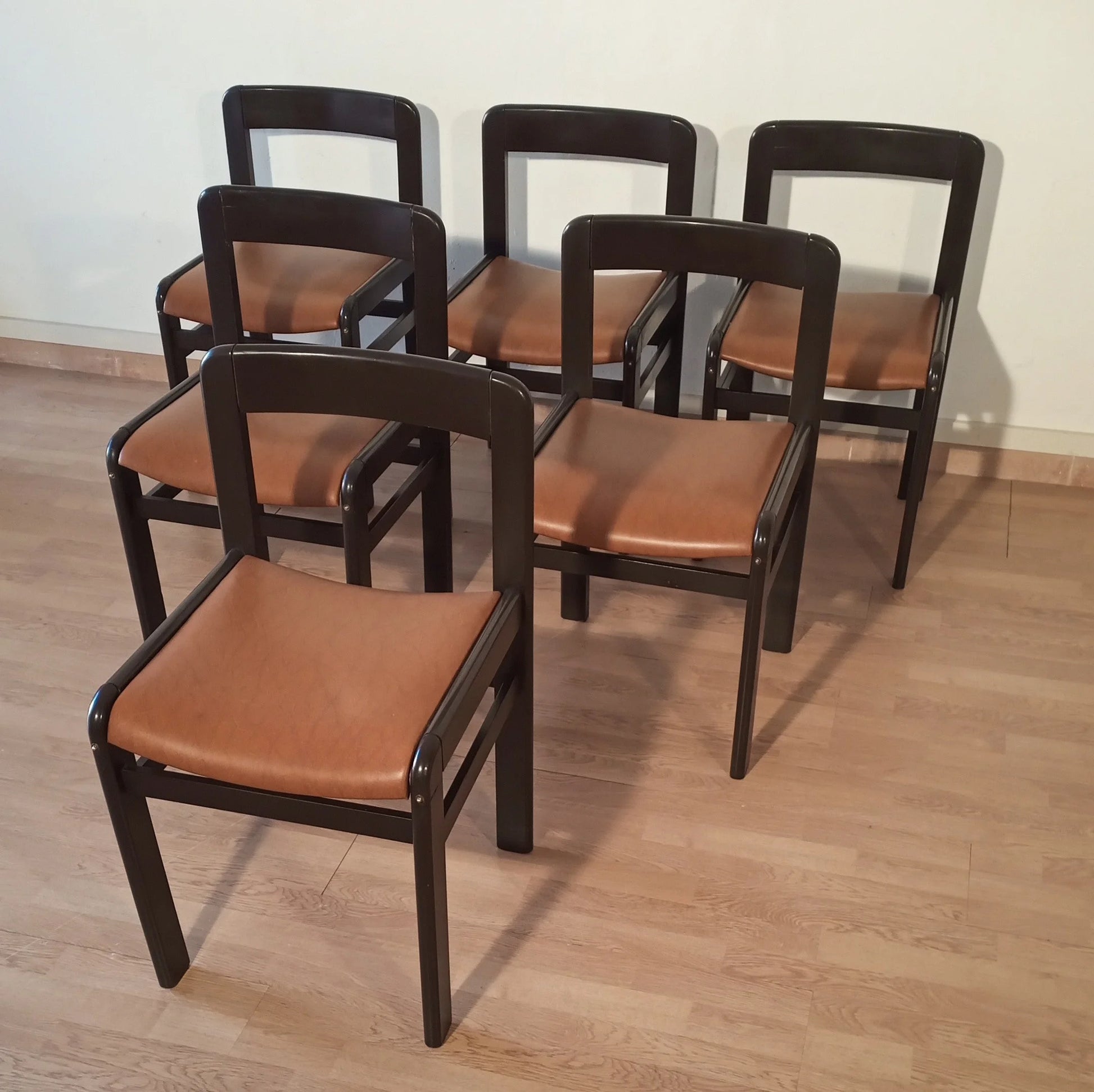 Set vintage di sei sedie da pranzo brutaliste anni 70 in legno scuro con sedili in pelle marrone chiaro