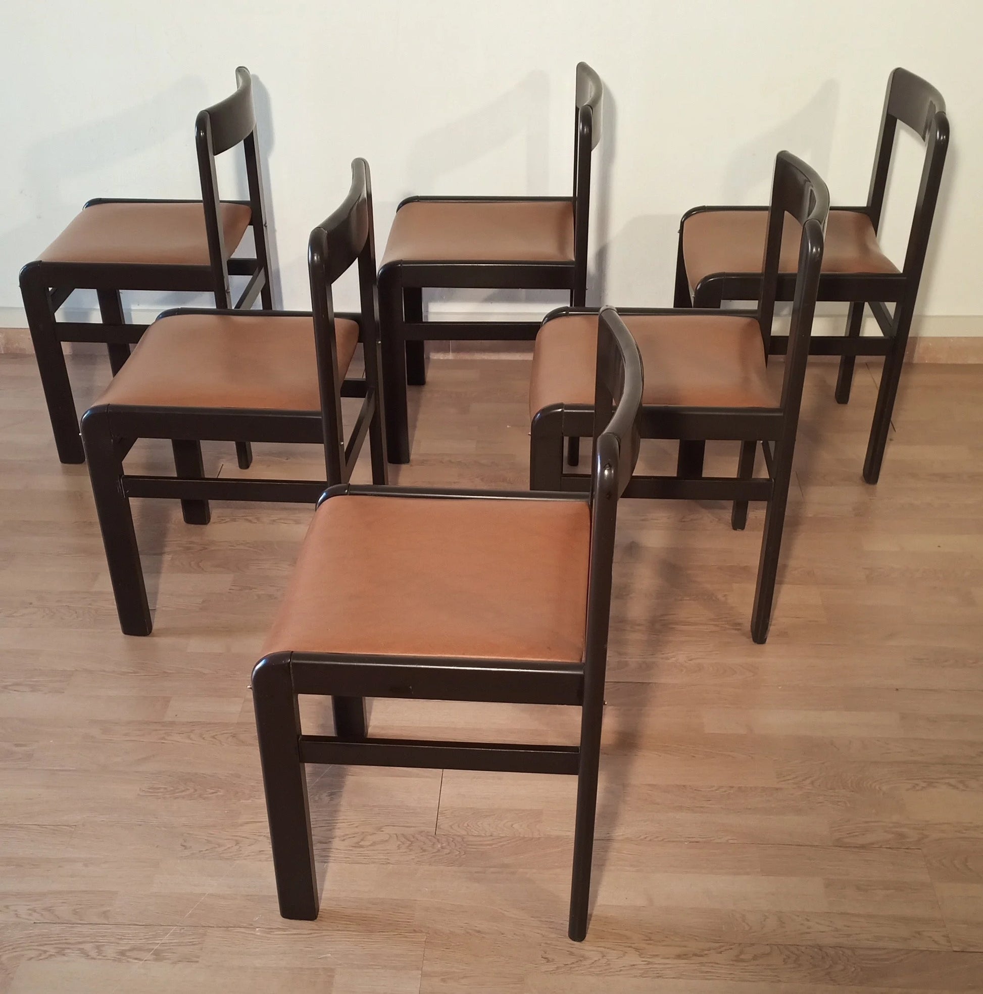 Set di sei sedie da pranzo vintage brutaliste in legno scuro con seduta imbottita marrone anni 70