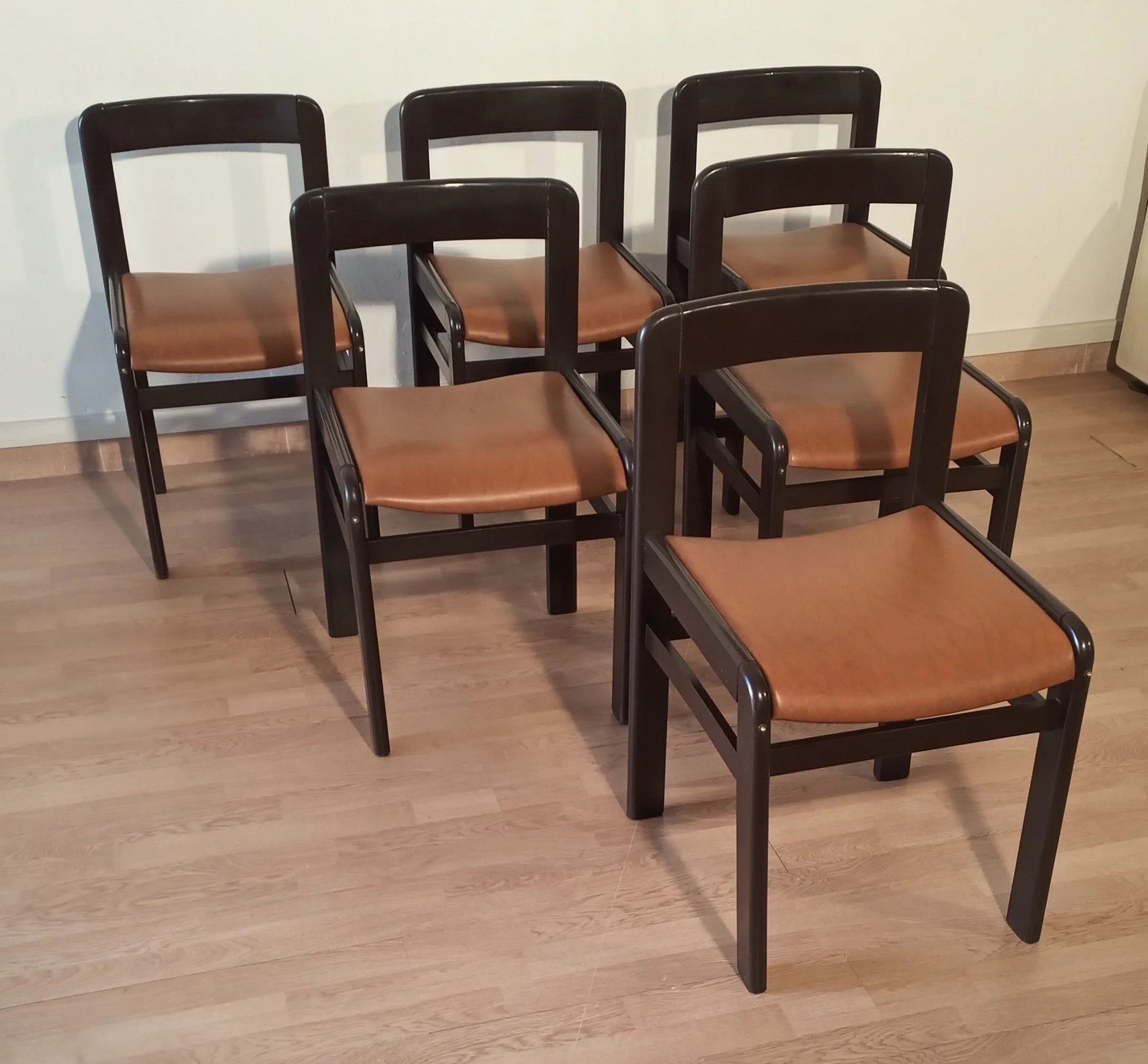 Set di 6 sedie da pranzo vintage brutaliste in legno scuro con seduta in pelle marrone degli anni 70