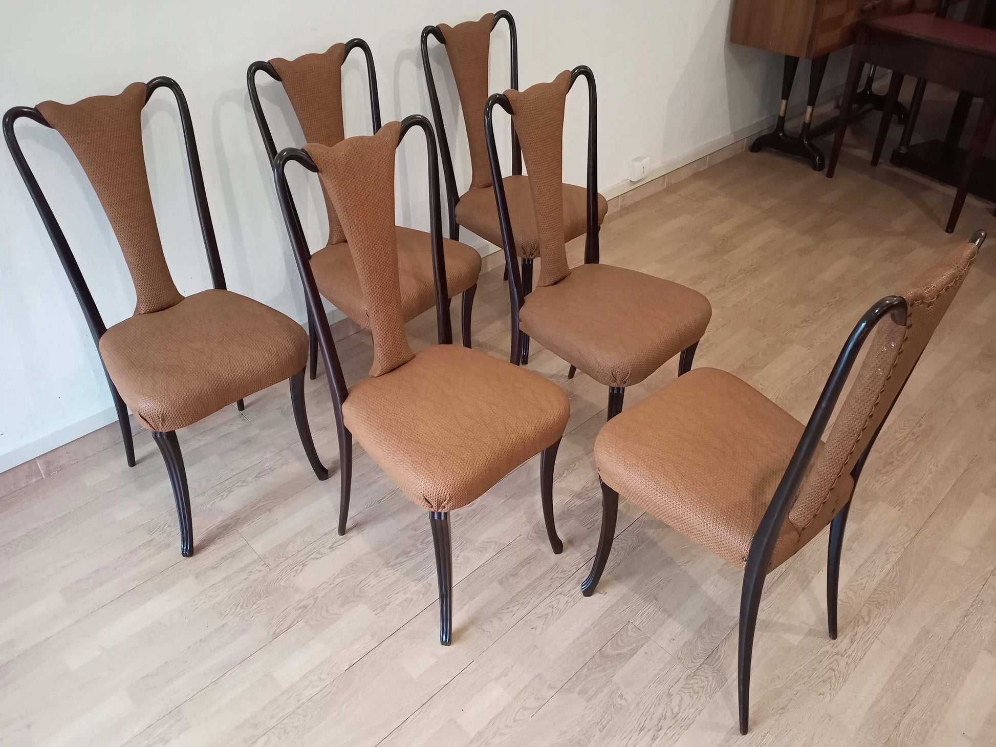 Set di sei sedie pranzo vintage con imbottitura color tan e struttura in legno palissandro anni 50 restaurate