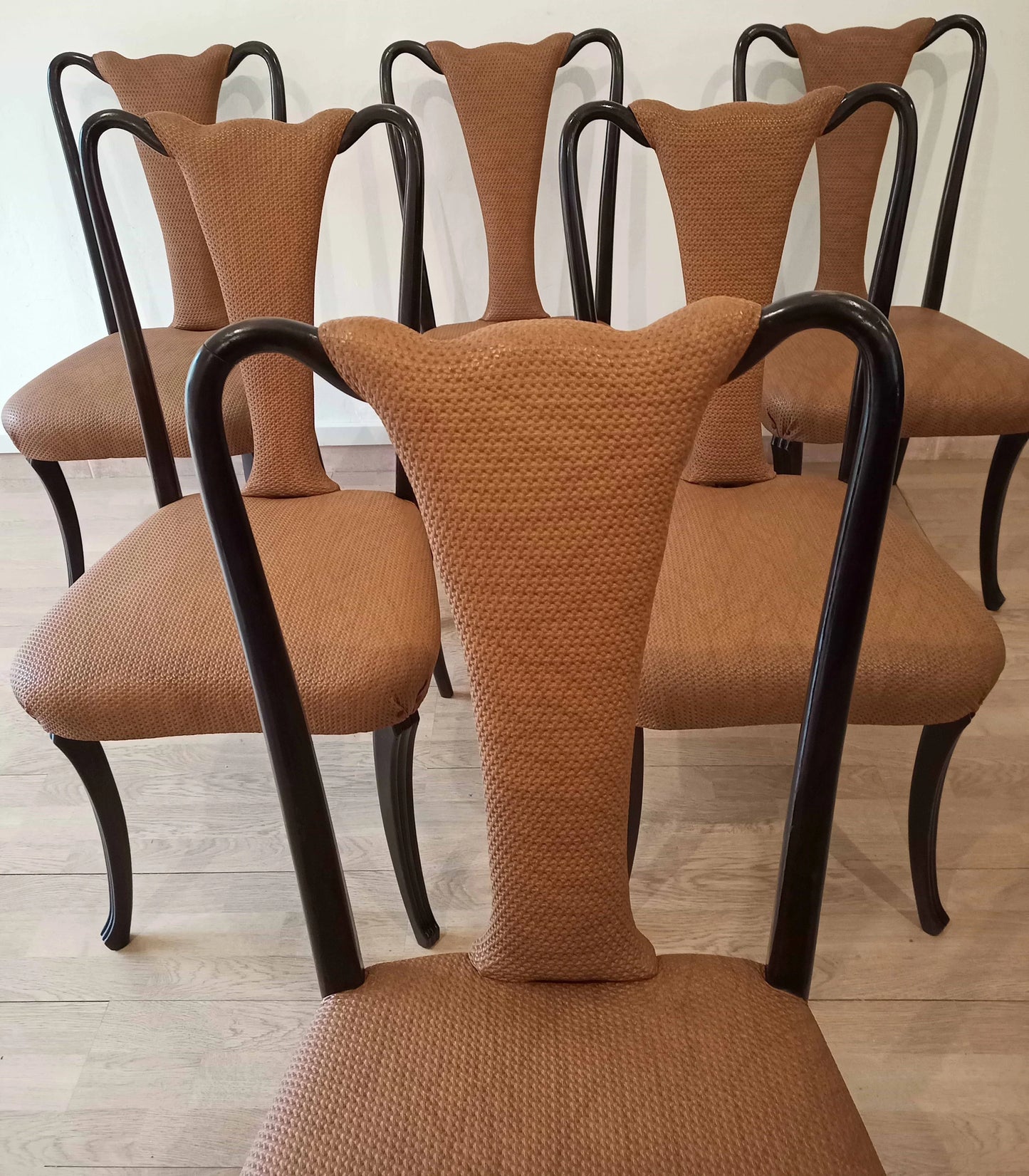 Set di quattro sedie pranzo vintage con telaio nero curvo e rivestimento in pelle marrone palissandro anni 50 restaurate