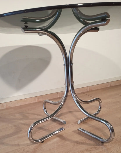 Tavolino da caffè mid-century in acciaio cromato con gambe tubolari curve e ripiano rotondo in vetro fumé italia