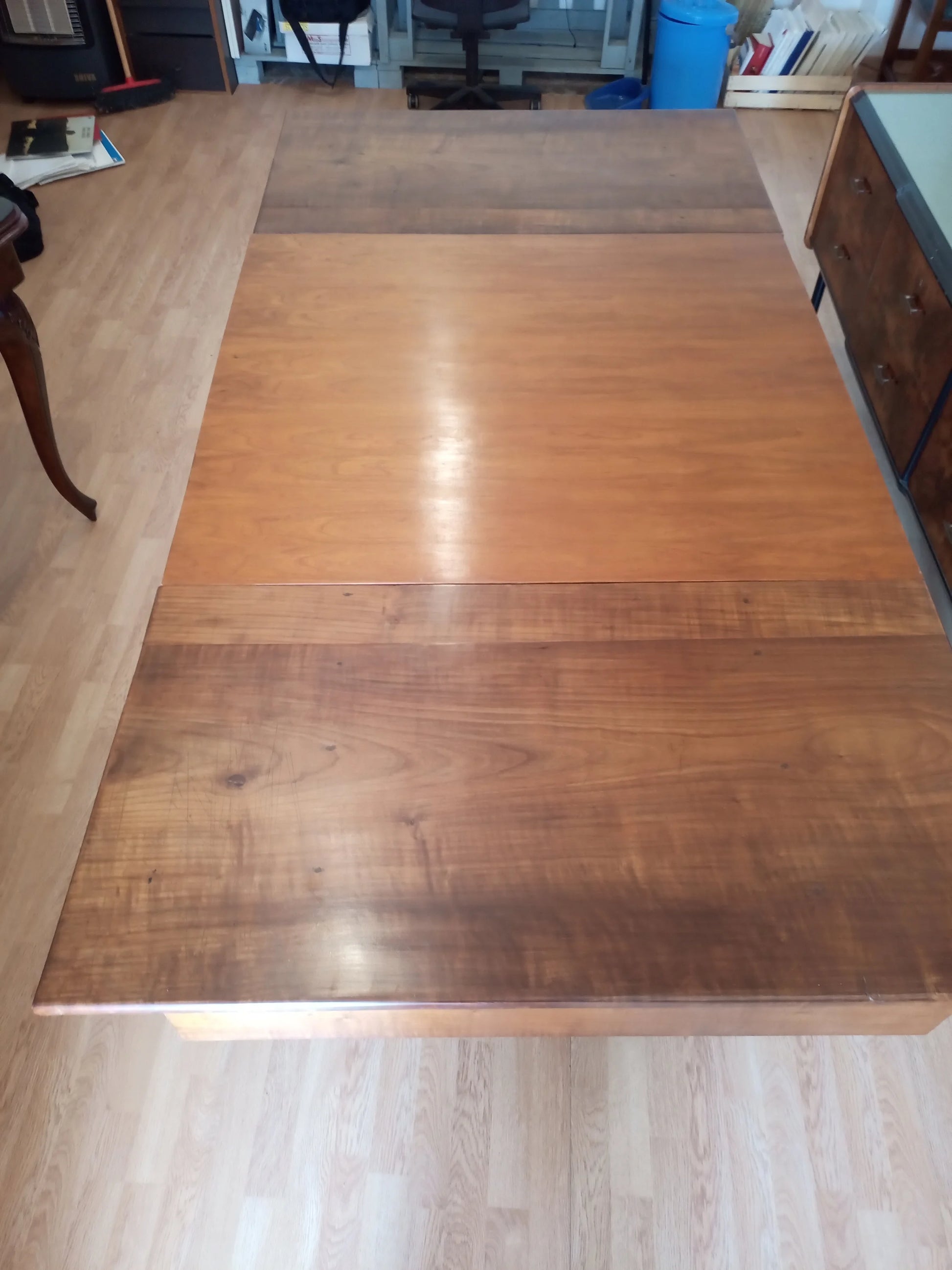 Antico ed elegante tavolo decò vintage in ciliegio massello allungabile con superficie in legno lucidata