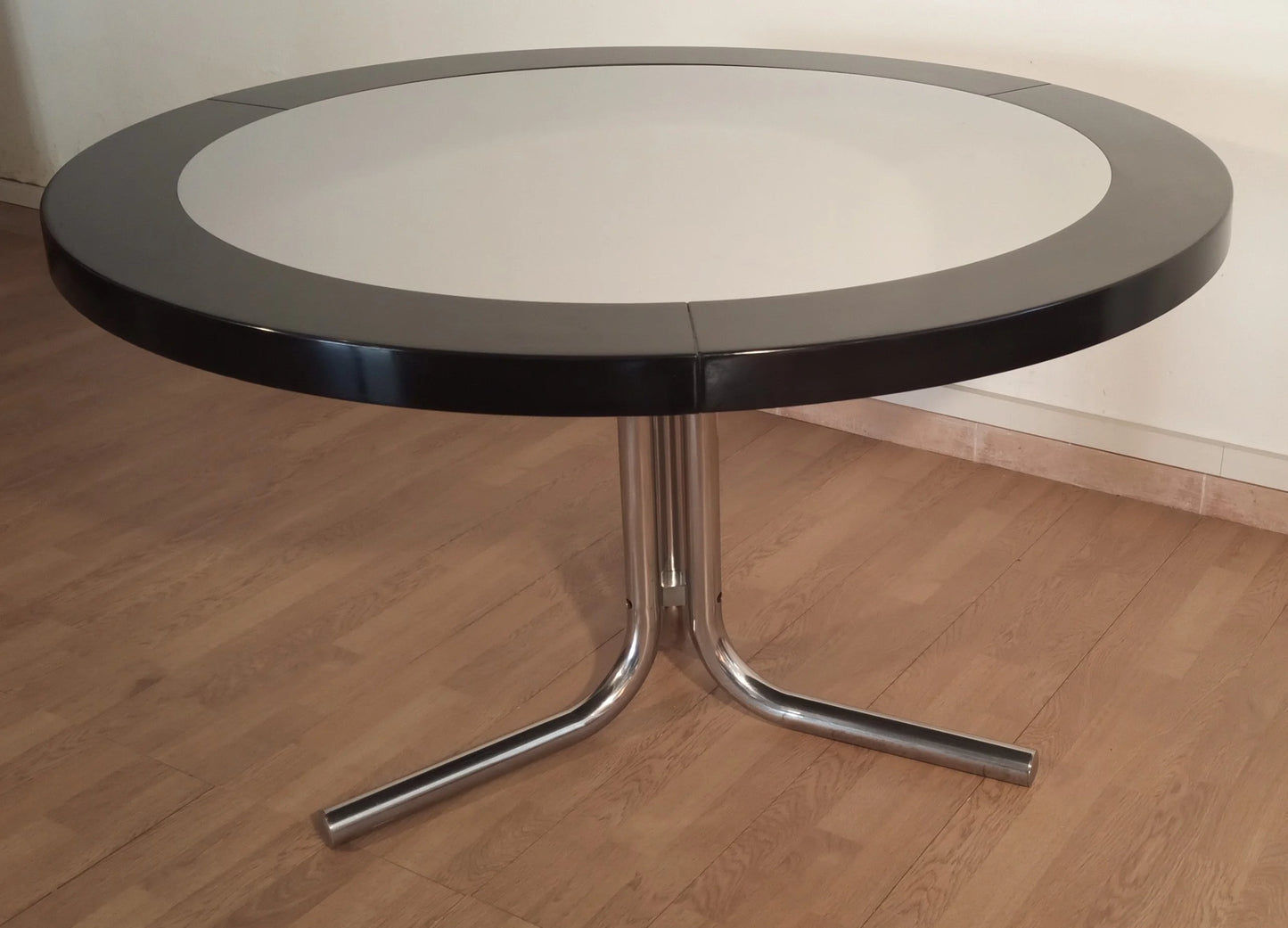 Tavolo da pranzo desco vintage di achille castiglioni per zanotta con piano nero rotondo e gambe cromate